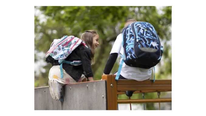 Topgal obnovuje školní batohy pro pomoc samoživitelům
